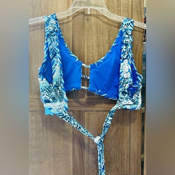 NWT Beautiful bikini top in shades of blue. - Picture 5 of 5